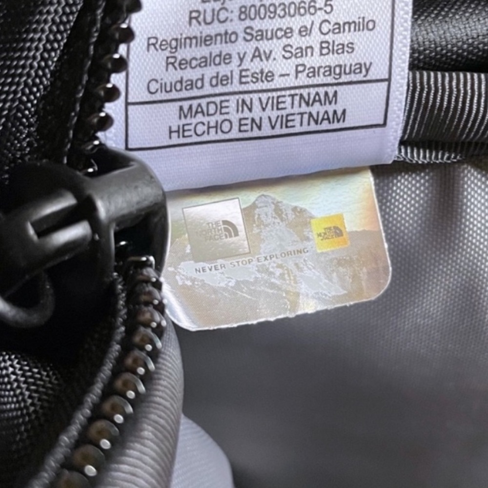 The North Face Unisex Recon Black 30 Liter Backpack - Picture 9 of 9